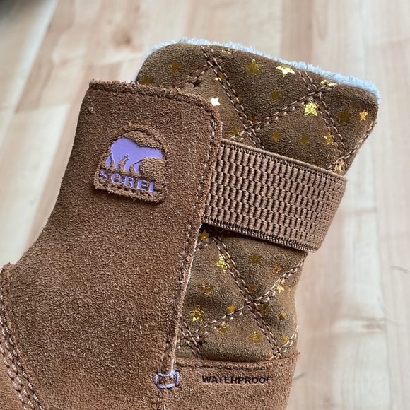 Suede Sorel Toddler girl Waterproof boots. They have gold shiny stars on them. - Picture 2 of 4